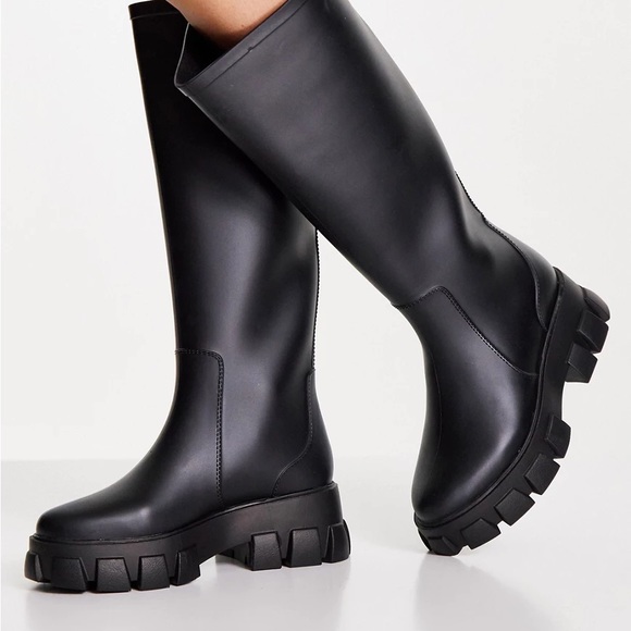 Rubber size 8.5-9 waterproof comfy padding on soul bought from ASOS for $100 - Picture 2 of 4